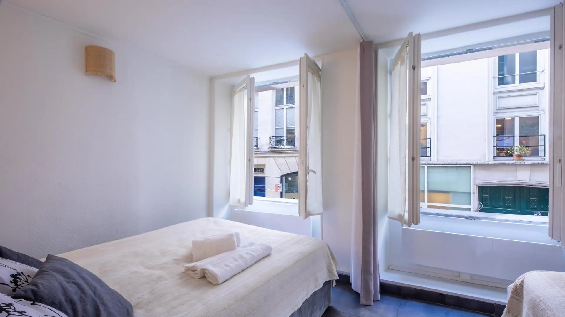 Paris - Le Louvre Working & Living Apartment